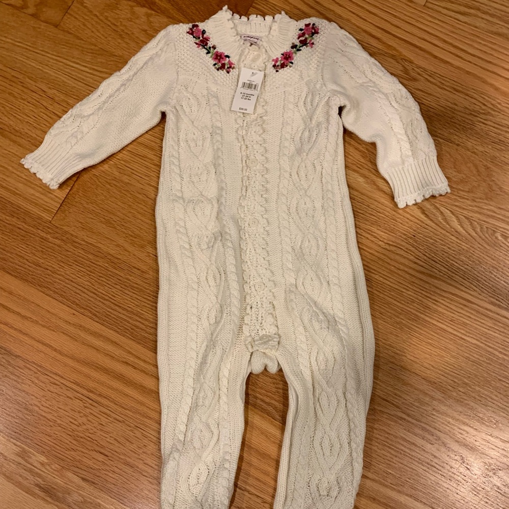 Gap baby onsie size 6-12 NEW
Sweet and adorable 
Quality knit sweater one piece